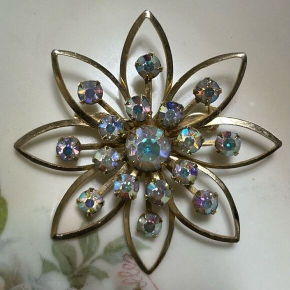 Vintage Aurora Borealis Crystal Flower Brooch Pin Rhinestone Gold-tone Openwork - Picture 1 of 5